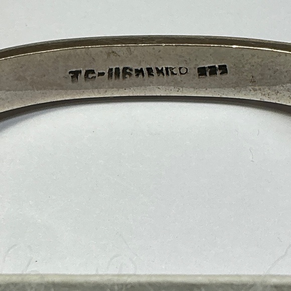 Taxco Sterling Silver Hinged Bracelet with multi color inlay. 2 3/8 inch across - Picture 4 of 8